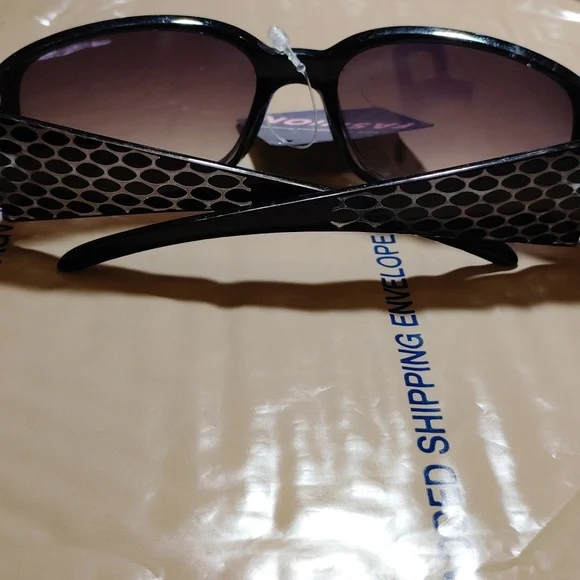 Women - Picture 4 of 4